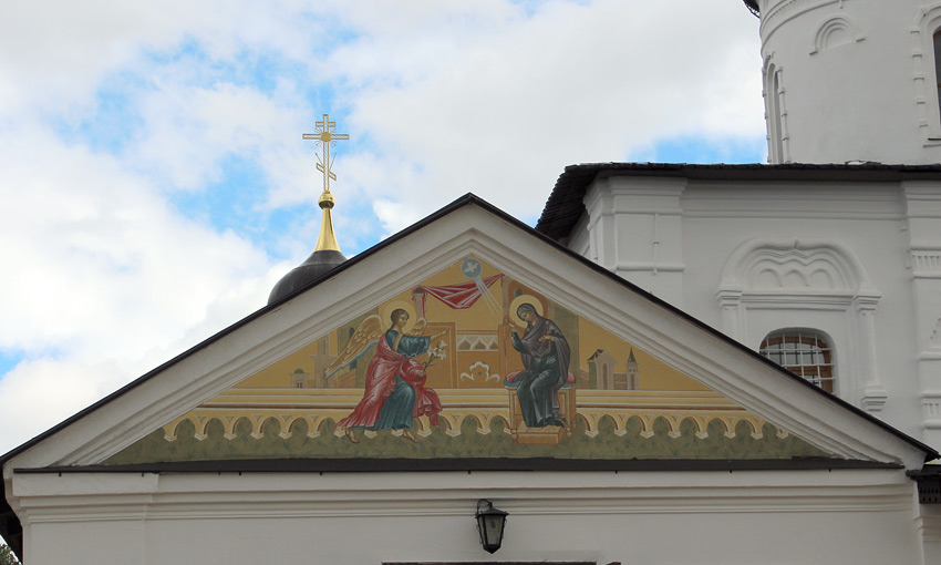 Старая Русса. Церковь Георгия Победоносца. архитектурные детали, Фронтон над главным входом