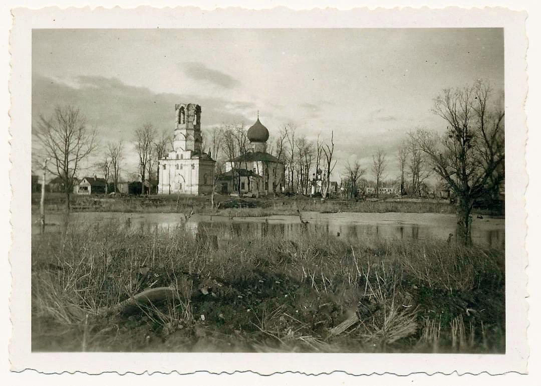 Вид на храм и колокольню без шатрового завершения.  Фото 1943 г. с аукциона e-bay.de, архивная фотография. Церковь Георгия Победоносца, Старая Русса (Старорусский район, Новгородская область)