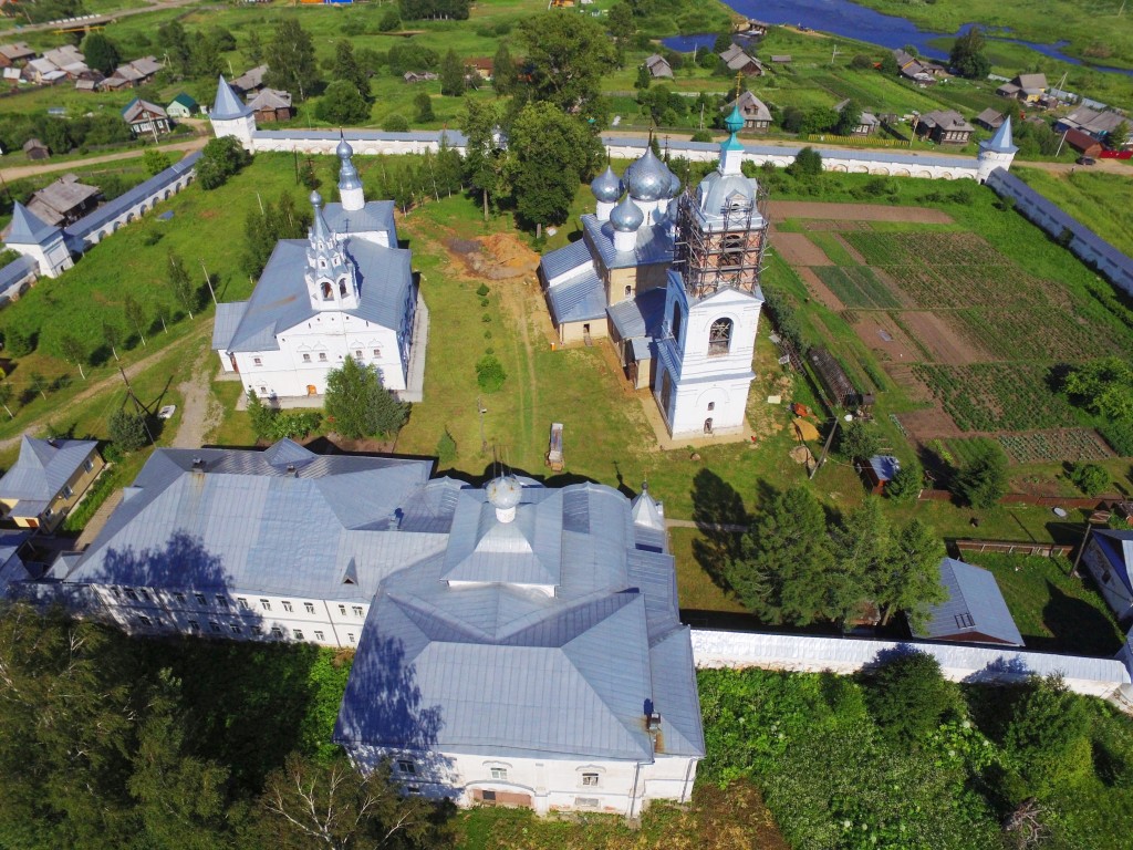 Николо-Улейминский монастырь, Улейма (Угличский район, Ярославская область). общий вид в ландшафте, Вид с запада, слева направо: Введенская церковь, Троицкая церковь и Никольский собор, фото с квадрокоптера