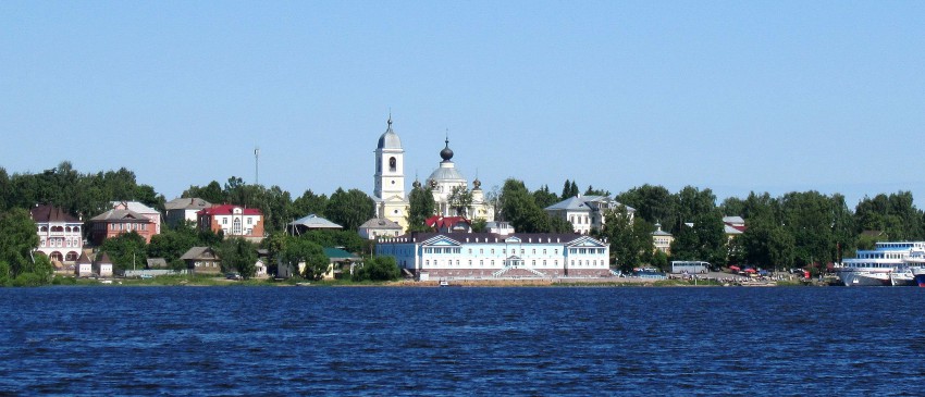 Собор Успения Пресвятой Богородицы, Мышкин (Мышкинский район, Ярославская область). общий вид в ландшафте, Вид на Собор Успения Пресвятой Богородицы со стороны Волги