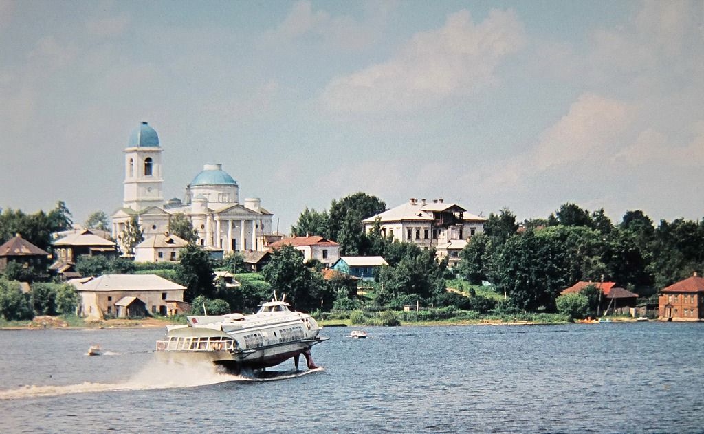 Собор Успения Пресвятой Богородицы, Мышкин (Мышкинский район, Ярославская область). общий вид в ландшафте, Успенский собор в городе Мышкине.На переднем плане теплоход на подводных крыльях 