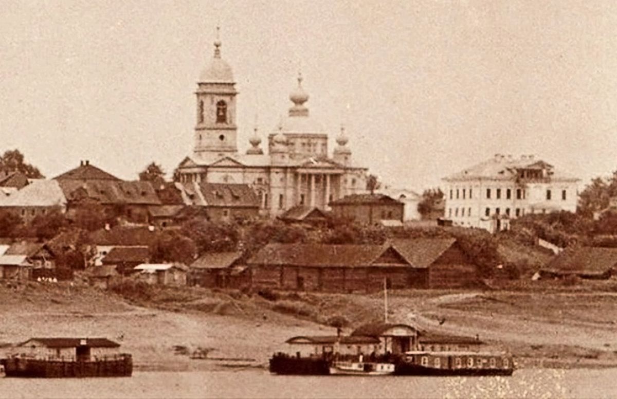 Фотография с видом Успенского собора от реки Волги. Приблизительная датировка: 1900-1909 гг., архивная фотография. Собор Успения Пресвятой Богородицы, Мышкин (Мышкинский район, Ярославская область)