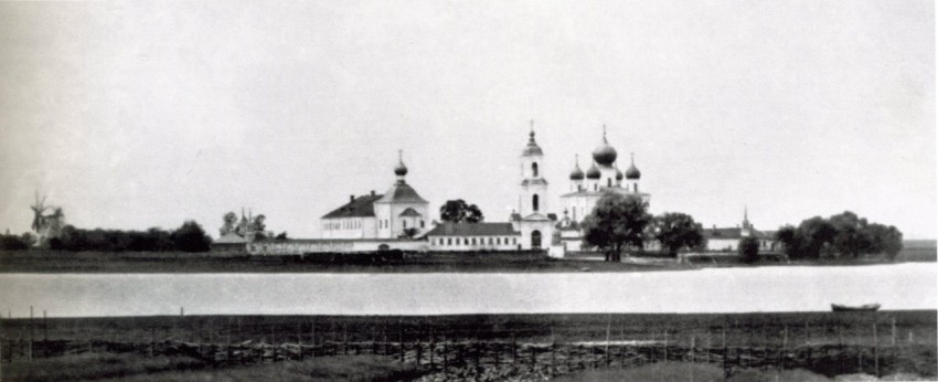 Троицкий Михаило-Клопский монастырь, Сельцо (Новгородский район, Новгородская область). архивная фотография, Вид с юго-востока. Фото начала ХХ в. в книге Секретарь Л. А. «Монастыри Великого Новгорода и окрестностей». М. 2011, с. 387