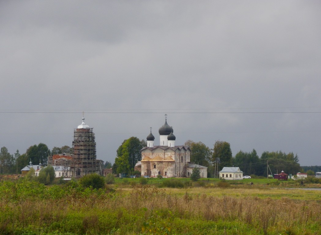 Троицкий Михаило-Клопский монастырь, Сельцо (Новгородский район, Новгородская область). дополнительная информация, Вид из-за Веряжи