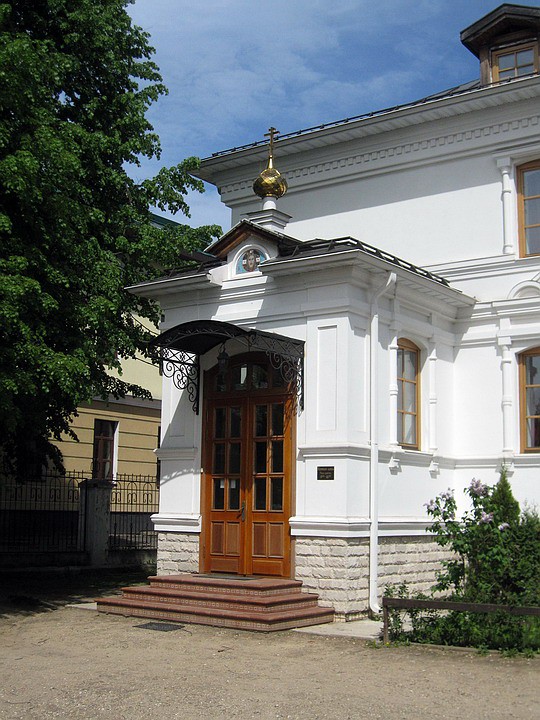 Церковь Александра Невского, Звенигород (Одинцовский городской округ и ЗАТО Власиха, Краснознаменск, Московская область). архитектурные детали, Иконная лавка в доме причта возле церкви Александра Невского.