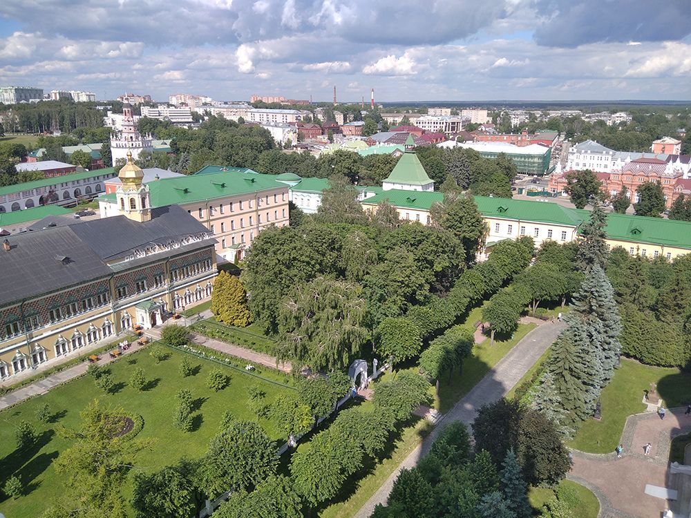 Сергиев Посад. Троице-Сергиева Лавра. фасады, Слева направо на переднем плане: Царские 