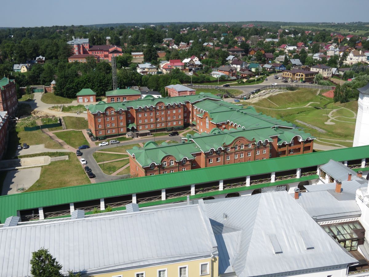 Троице-Сергиева Лавра, Сергиев Посад (Сергиево-Посадский городской округ, Московская область). дополнительная информация, На переднем плане западная крепостная стена, за ней здание нового общежития Московской духовной академии и семинарии