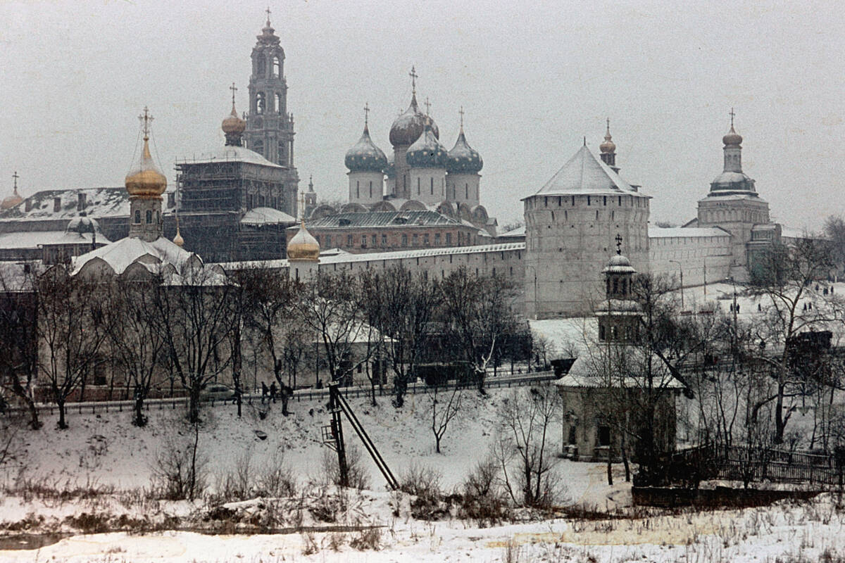Троице-Сергиева Лавра, Сергиев Посад (Сергиево-Посадский городской округ, Московская область). общий вид в ландшафте, Скан со слайда из домашнего архива. Снято в 1974 или 1975 гг.