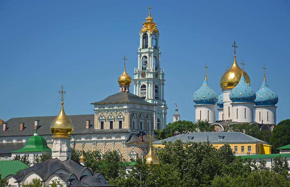 Купола Троице-Сергиевой Лавры, общий вид в ландшафте. Троице-Сергиева Лавра, Сергиев Посад (Сергиево-Посадский городской округ, Московская область)