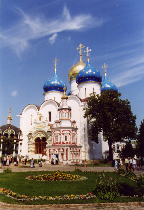 Троице-Сергиева Лавра, Сергиев Посад (Сергиево-Посадский городской округ, Московская область). фасады, Надкладезная часовня на фоне Успенского собора