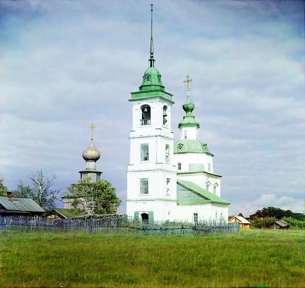 Покровская церковь справа. Прокудин-Горский С.М. 1909 год. Источник: prokudin-gorsky.org, архивная фотография. Церковь Покрова Пресвятой Богородицы, Белозерск (Белозерский район, Вологодская область)