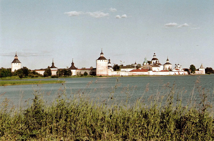 Кириллов. Кирилло-Белозерский монастырь. общий вид в ландшафте