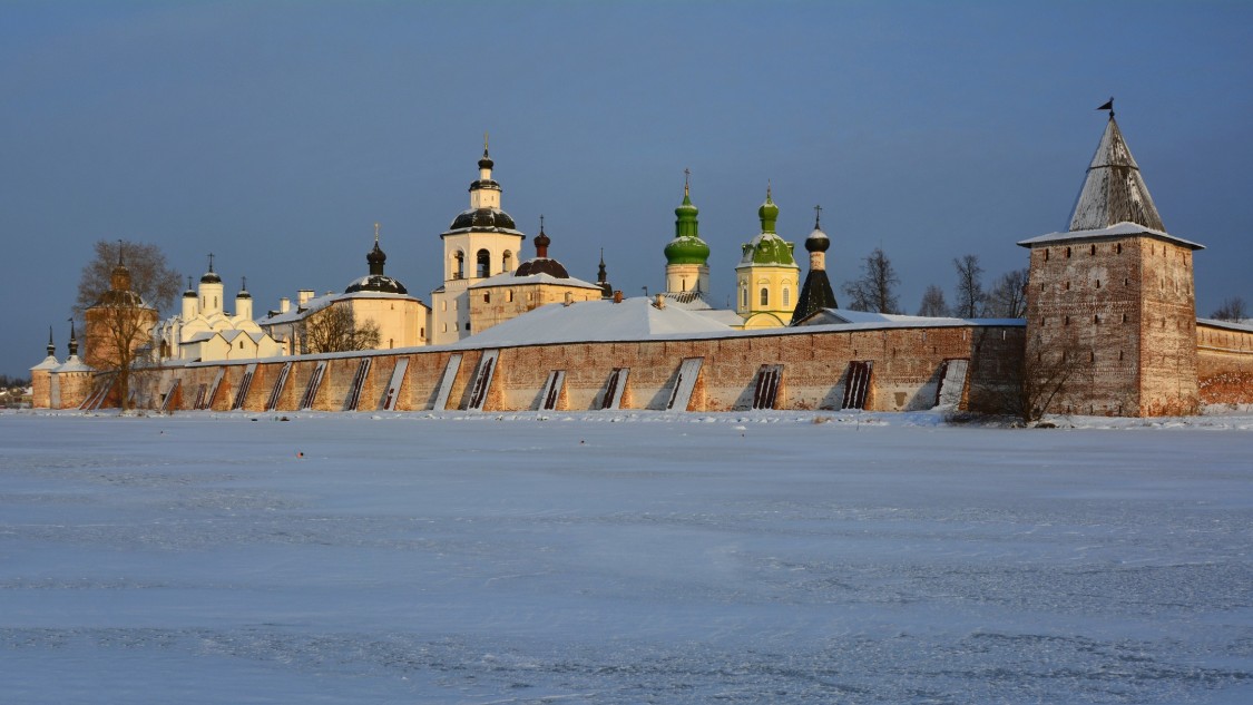 Кириллов. Кирилло-Белозерский монастырь. фасады, Вид с юга на Успенский монастырь