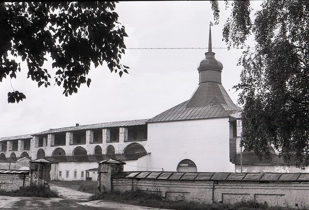 Кирилло-Белозерский монастырь, Кириллов (Кирилловский район, Вологодская область). дополнительная информация, Косая башня. (фотография из архива автора)