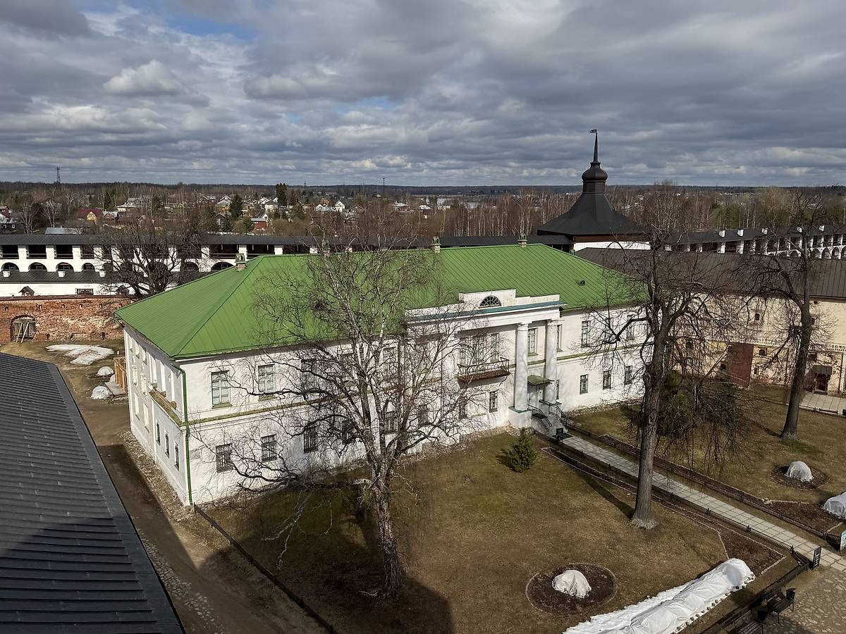 Настоятельский корпус, вид с колокольни, архитектурные детали. Кирилло-Белозерский монастырь, Кириллов (Кирилловский район, Вологодская область)