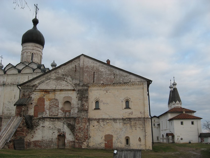 Ферапонтово. Ферапонтов монастырь. фасады, Северные фасады церкви Благовещения (слева), трапезного корпуса (по центру), святых ворот (справа, на дальнем плане)