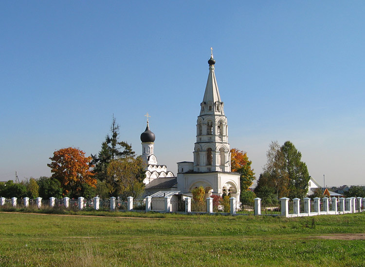 Церковь Рождества Пресвятой Богородицы, Поярково (Солнечногорский городской округ, Московская область). общий вид в ландшафте