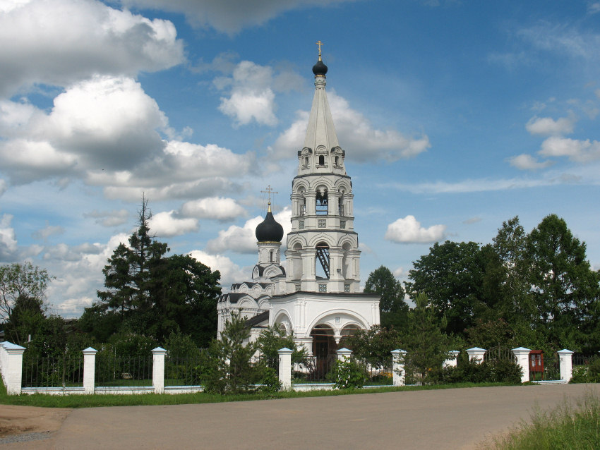 Поярково. Церковь Рождества Пресвятой Богородицы. общий вид в ландшафте