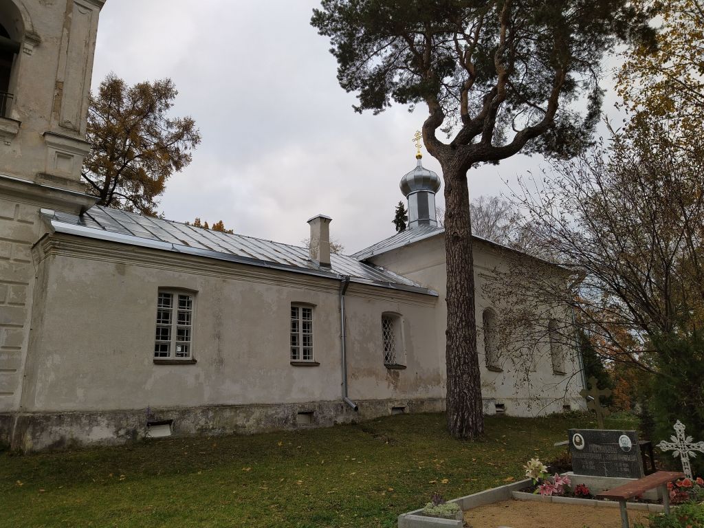 Церковь Параскевы Пятницы, Саатсе (Вырумаа, Эстония). архитектурные детали, Храм Параскевы Пятницы и погост Зареченское