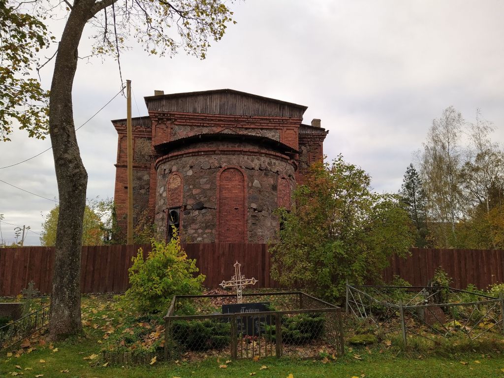 Церковь Параскевы Пятницы, Саатсе (Вырумаа, Эстония). художественные фотографии,  Недостроенный православный храм народности сету. Вероятно использовался для хозяйственных целей.