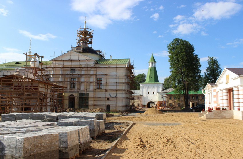 Николо-Пешношский монастырь, Луговой (Дмитровский городской округ, Московская область). документальные фотографии, Активная реставрация на территории всего монастыря