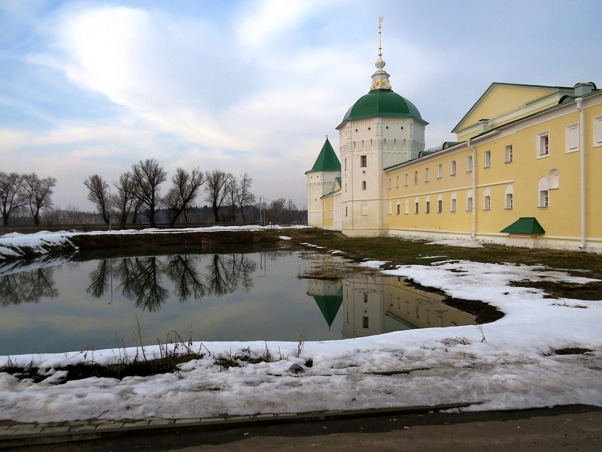Луговой. Николо-Пешношский монастырь. дополнительная информация, Западный фасад