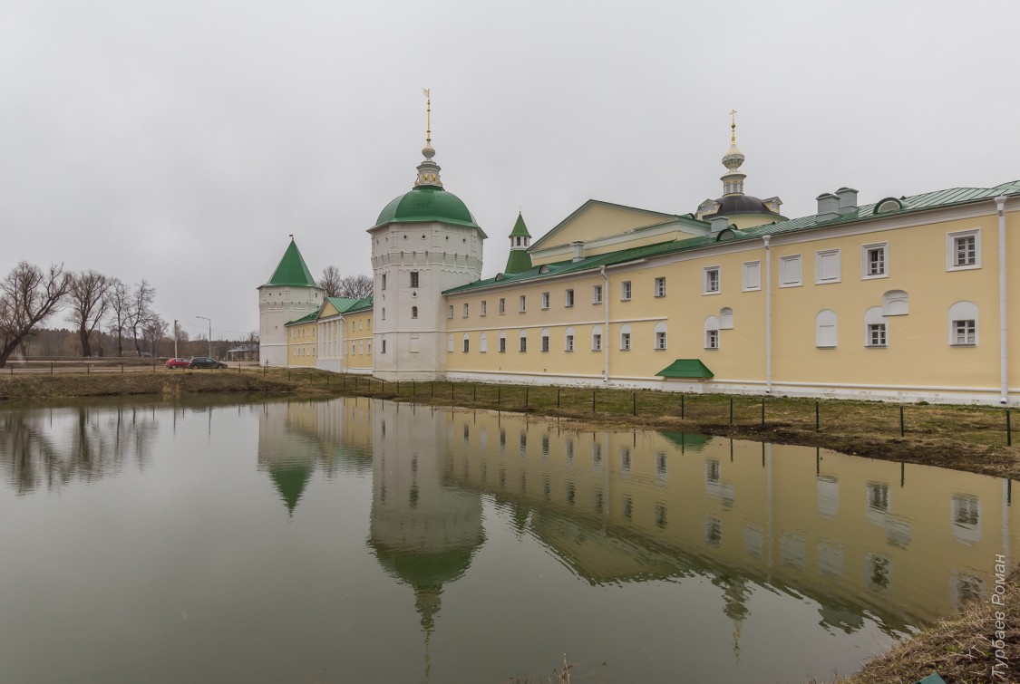Луговой. Николо-Пешношский монастырь. дополнительная информация, Больничный корпус и монастырский пруд