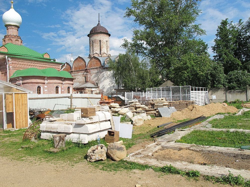 Луговой. Николо-Пешношский монастырь. дополнительная информация, Справа виден открытый фундамент снесенной ранее неизвестной постройки.