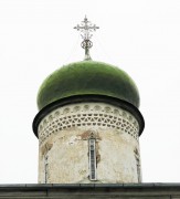 Церковь Анастасии Узорешительницы в Кузнецах, Барабан с узорчатым пояском, завершающейся   куполом со своеобразным крестом<br>, Псков, Псков, город, Псковская область
