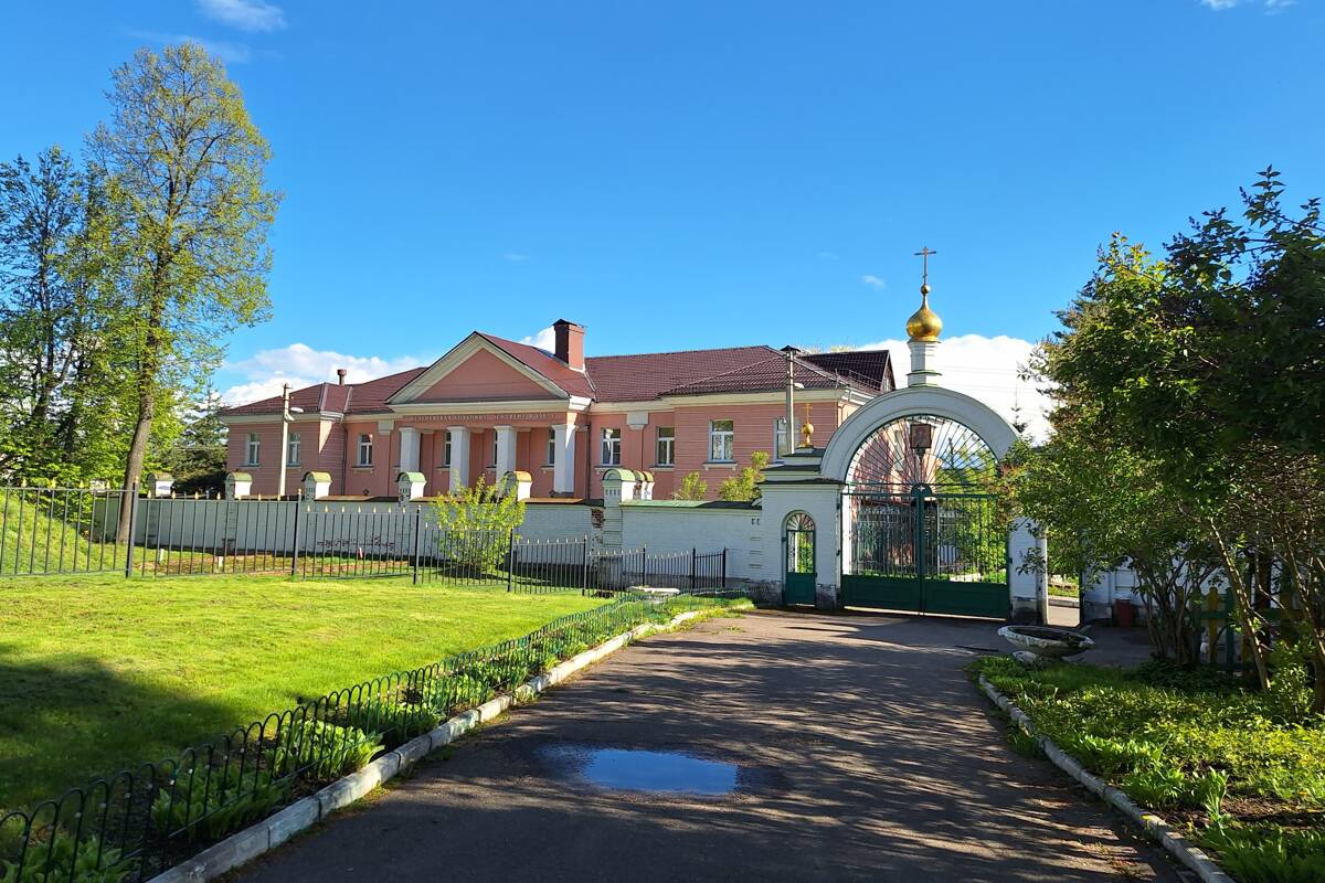 Спасо-Влахернский монастырь, Деденево (Дмитровский городской округ, Московская область). общий вид в ландшафте, Святые врата