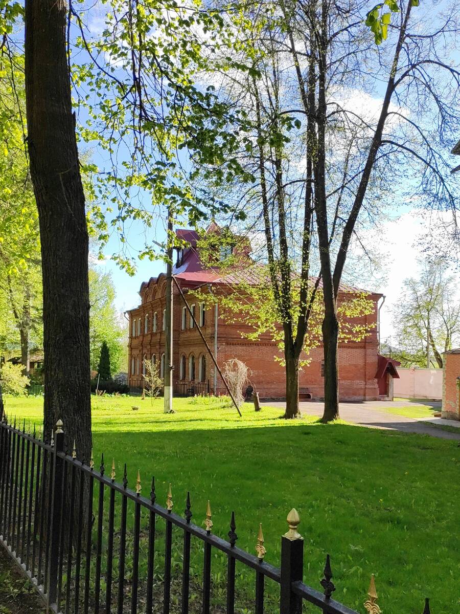 Спасо-Влахернский монастырь, Деденево (Дмитровский городской округ, Московская область). общий вид в ландшафте, Трапезный корпус