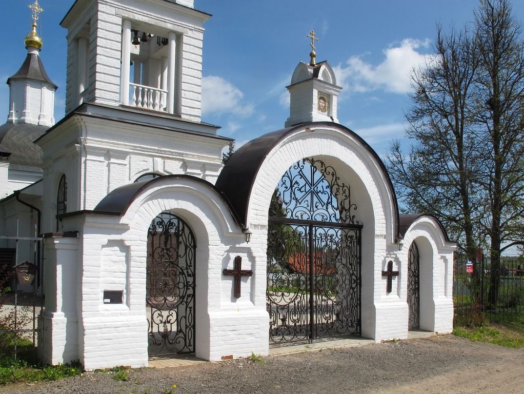 Церковь Рождества Пресвятой Богородицы, Селевкино (Дмитровский городской округ, Московская область). дополнительная информация, Входные ворота на территорию храма