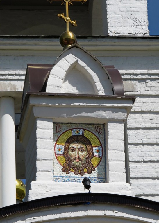 Церковь Рождества Пресвятой Богородицы, Селевкино (Дмитровский городской округ, Московская область). дополнительная информация, Медальон с изображением Спаса Нерукотворного Образа на арке ворот
