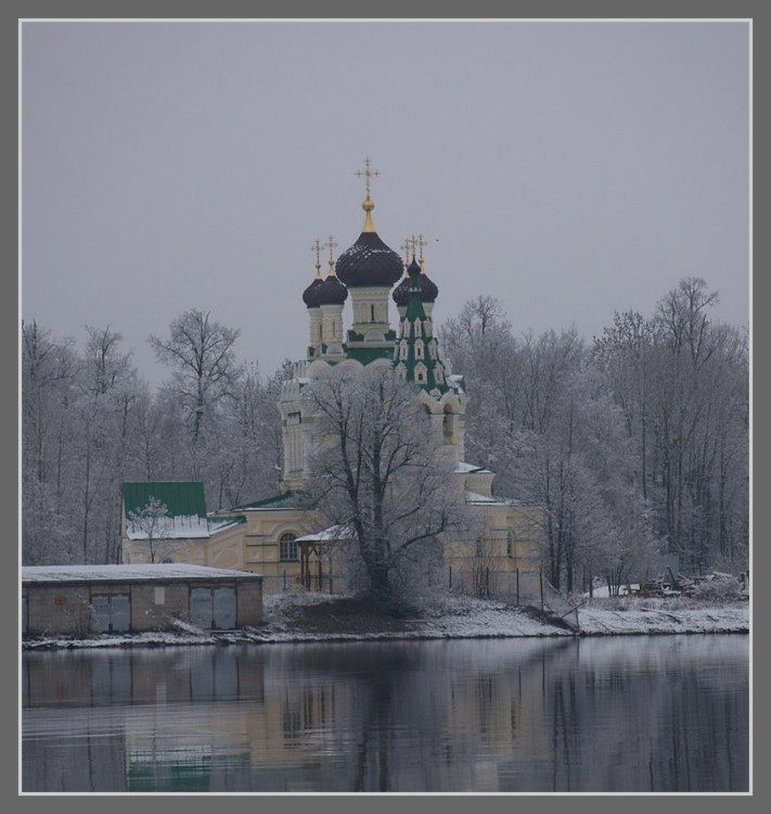 Церковь Троицы Живоначальной, Ивангород (Кингисеппский район, Ленинградская область). художественные фотографии, Вид на церьковь со стороны Нарвы через водохранилище.