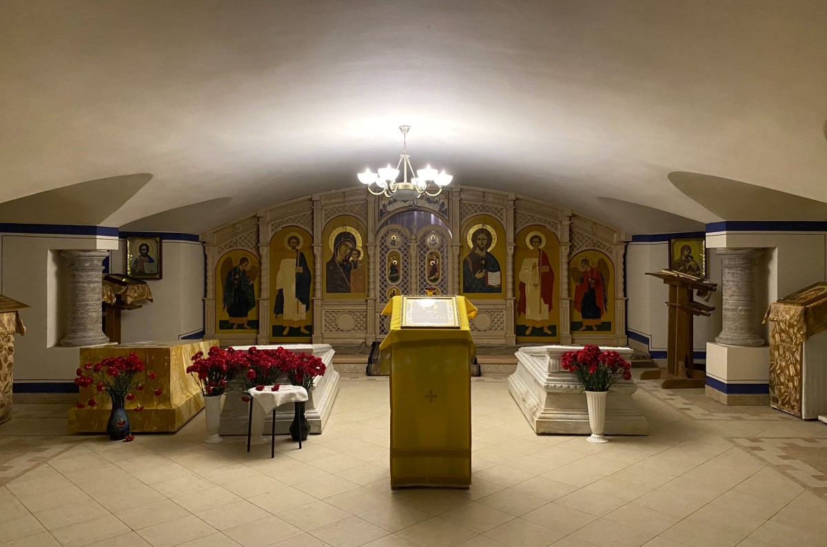 Церковь Троицы Живоначальной, Ивангород (Кингисеппский район, Ленинградская область). интерьер и убранство, Интерьер нижнего храма