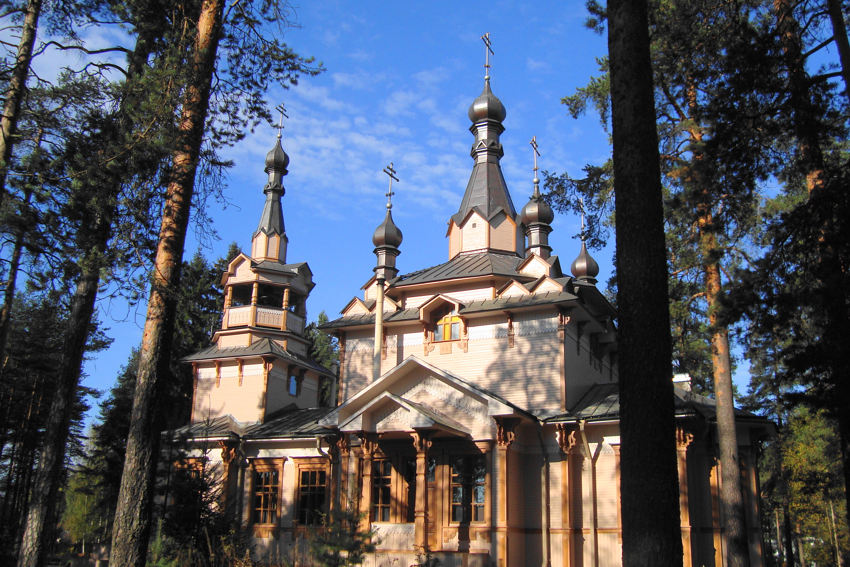 Песочный. Церковь Серафима Саровского. фасады