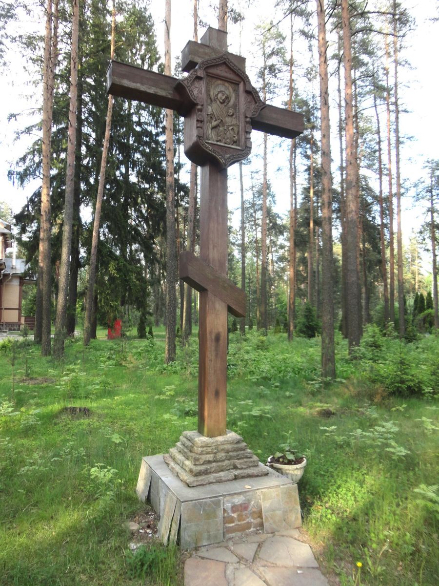 Церковь Серафима Саровского, Песочный (Санкт-Петербург, Курортный район, г. Санкт-Петербург). дополнительная информация, Поклонный крест возле храма.