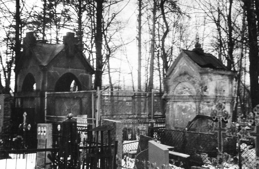 Церковь Всех Святых, Гатчина (Гатчинский район, Ленинградская область). дополнительная информация, Усыпальницы близ церкви