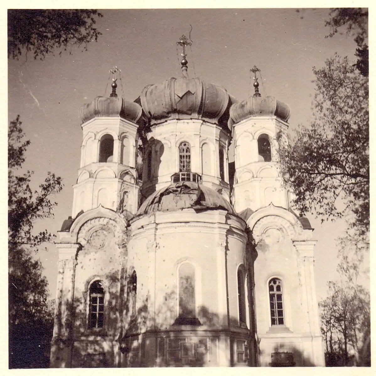 Павла апостола, кафедральный собор, Гатчина (Гатчинский район, Ленинградская область). архивная фотография, г. Красногвардейск (Гатчина). Собор св. апостола Павла. Фото, вероятно, сделано в сентябре 1941 г. На датированных снимках 1942 г. окно слева от алтаря уже заложено кирпичом, а справа от алтаря сооружена деревянная надстройка над входом в нижний храм. С сайта: pastvu.com