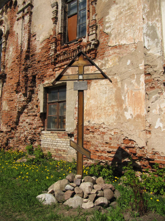Тихвин. Введенский монастырь. архитектурные детали, Поклонный крест