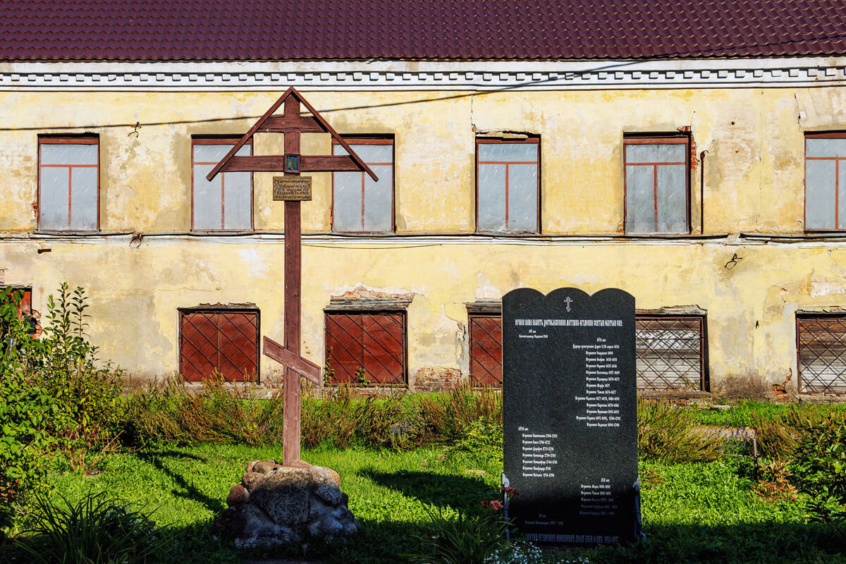 Введенский монастырь, Тихвин (Тихвинский район, Ленинградская область). дополнительная информация, Поклонный памятный крест 
