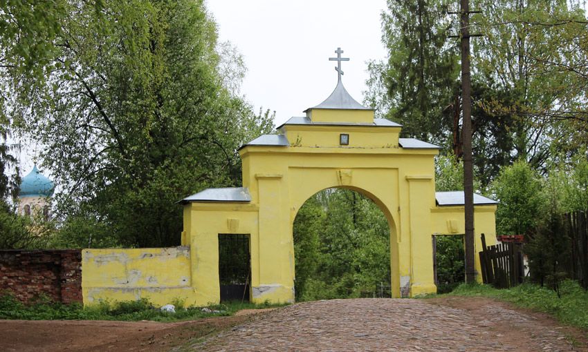 Церковь Иова Многострадального, Тихвин (Тихвинский район, Ленинградская область). дополнительная информация, Кладбищенские ворота