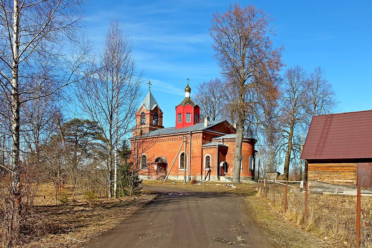 общий вид в ландшафте. Церковь Феодора Стратилата, Кисельня (Волховский район, Ленинградская область)