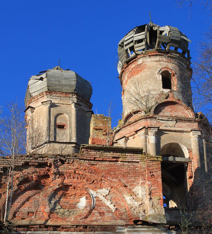 Церковь Тихвинской иконы Божией Матери, Колчаново (Волховский район, Ленинградская область). архитектурные детали, Вид с юга на боковую главку и главу колокольни