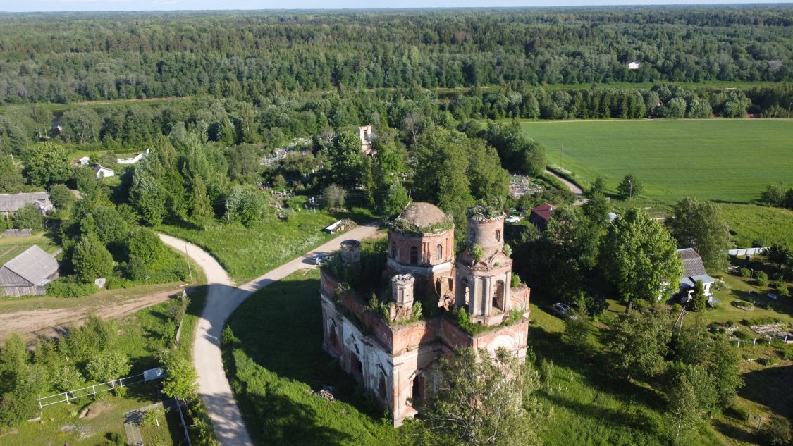 Церковь Тихвинской иконы Божией Матери, Колчаново (Волховский район, Ленинградская область). общий вид в ландшафте