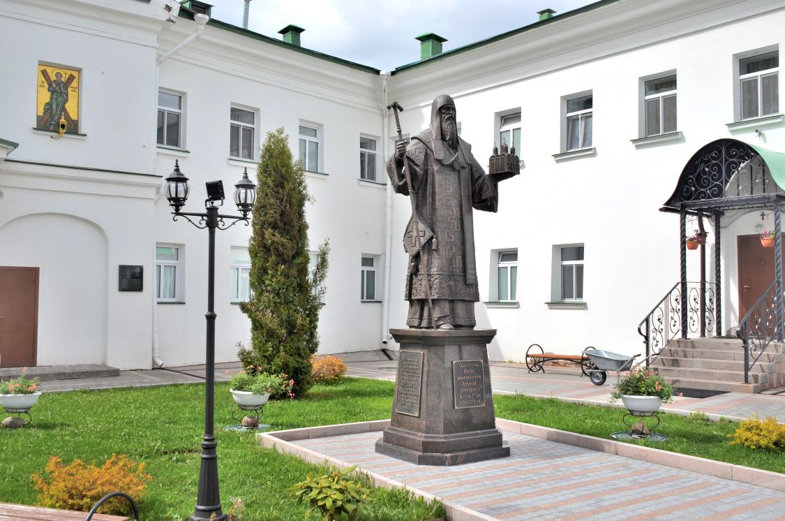 Благовещенский монастырь, Нижегородский район (Нижний Новгород, город, Нижегородская область). дополнительная информация, Памятник Святителю Алексию, митрополиту Московскому и всея России на территории монастыря