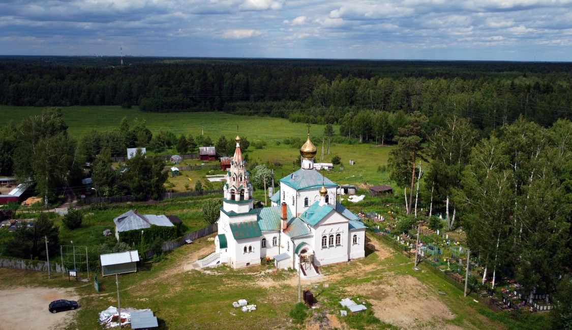 Аверкиево. Церковь Троицы Живоначальной. общий вид в ландшафте