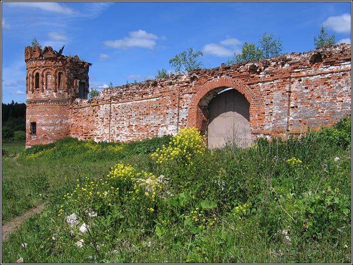 Лукьянцево. Лукианова мужская пустынь. дополнительная информация, Башня и стены монастыря