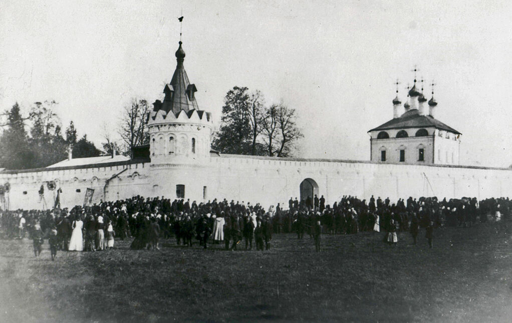 Лукианова мужская пустынь, Лукьянцево (Александровский район, Владимирская область). архивная фотография, Крестняй ход у монастыря. Нач. ХХ века. Из фондов Александровского историко-художественного музея-заповедника.