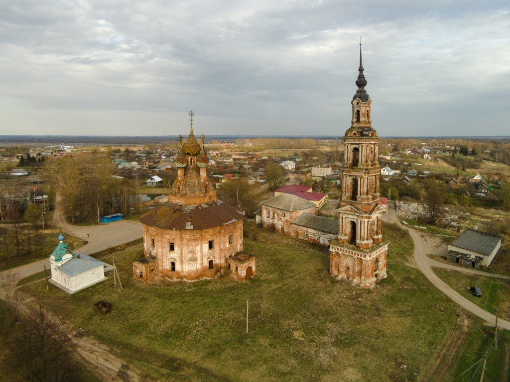 Курба. Храмовый комплекс. Церкви Воскресения Христова и Казанской иконы Божией Матери. общий вид в ландшафте